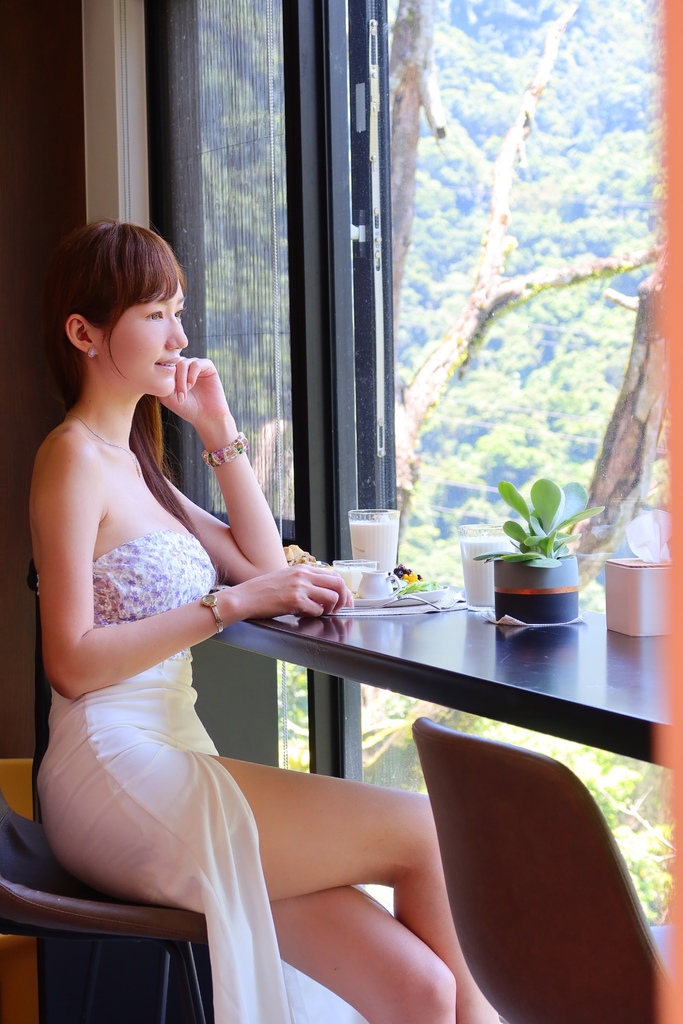 【烏來旅晨溫泉民宿】湯屋獨享絕美山景，睡到退房再吃早餐! @混血珊莎的奇幻旅程