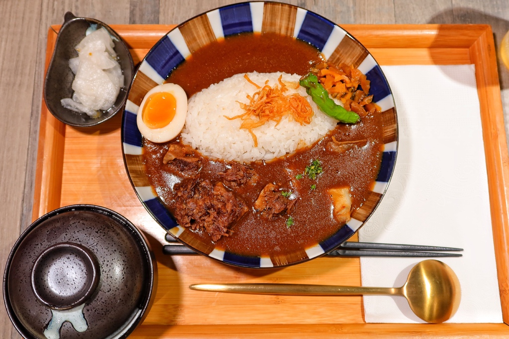 【島津和牛咖哩】高人氣新竹咖哩飯，日本和牛搭配產地直送北海道夢美人米，咖哩控不能錯過! @混血珊莎的奇幻旅程