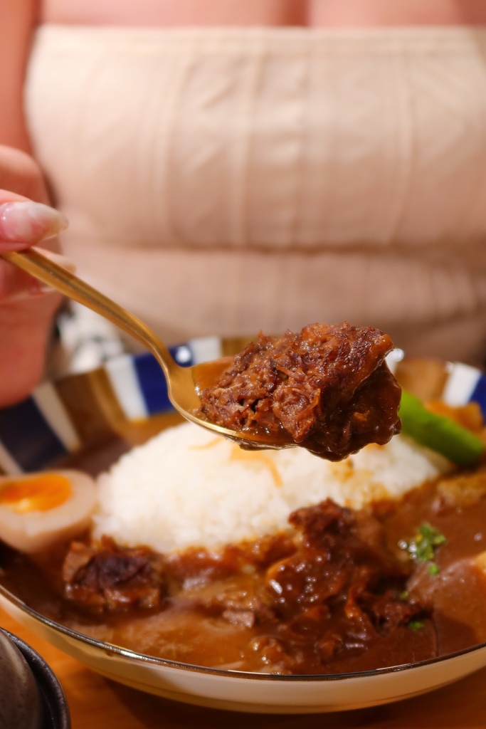 【島津和牛咖哩】高人氣新竹咖哩飯，日本和牛搭配產地直送北海道夢美人米，咖哩控不能錯過! @混血珊莎的奇幻旅程