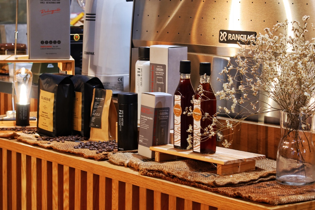 【台中南屯餐廳】Zeller Coffee 宅樂咖啡大墩店│南屯日系美學咖啡廳 夜晚化身氛圍餐酒館  享受微醺食光 下班就來這! @混血珊莎的奇幻旅程