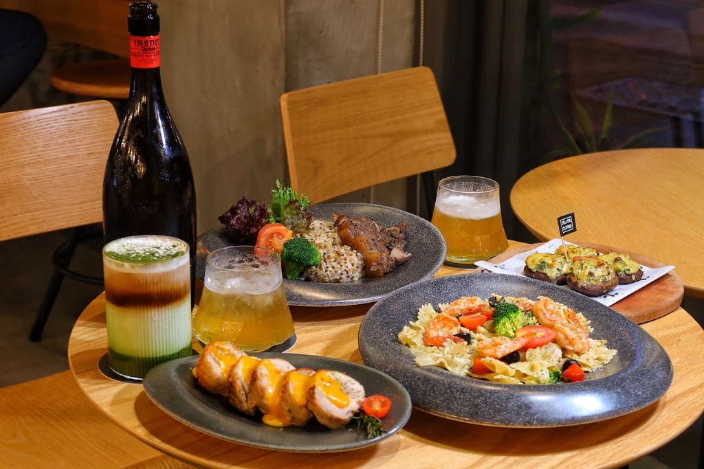 【台中南屯餐廳】Zeller Coffee 宅樂咖啡大墩店│南屯日系美學咖啡廳 夜晚化身氛圍餐酒館  享受微醺食光 下班就來這! @混血珊莎的奇幻旅程