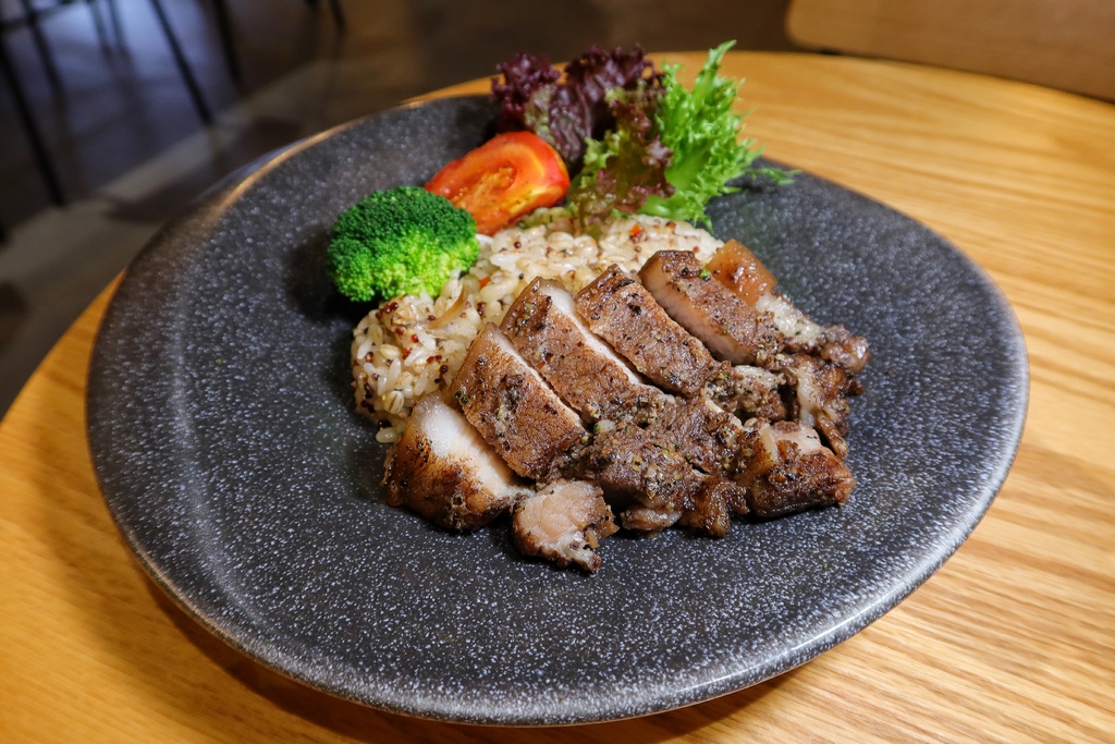【台中南屯餐廳】Zeller Coffee 宅樂咖啡大墩店│南屯日系美學咖啡廳 夜晚化身氛圍餐酒館  享受微醺食光 下班就來這! @混血珊莎的奇幻旅程