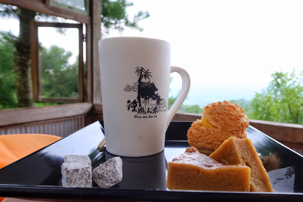 【苗栗民宿推薦】來到山上住一晚 菊園客家庄一泊二食三樂│神農薑麻體驗老薑蒸足浴 鍾鼎山林美味下午茶+薑黃主題晚餐 雲海仙境好愜意│苗栗大湖住宿推薦 @混血珊莎的奇幻旅程
