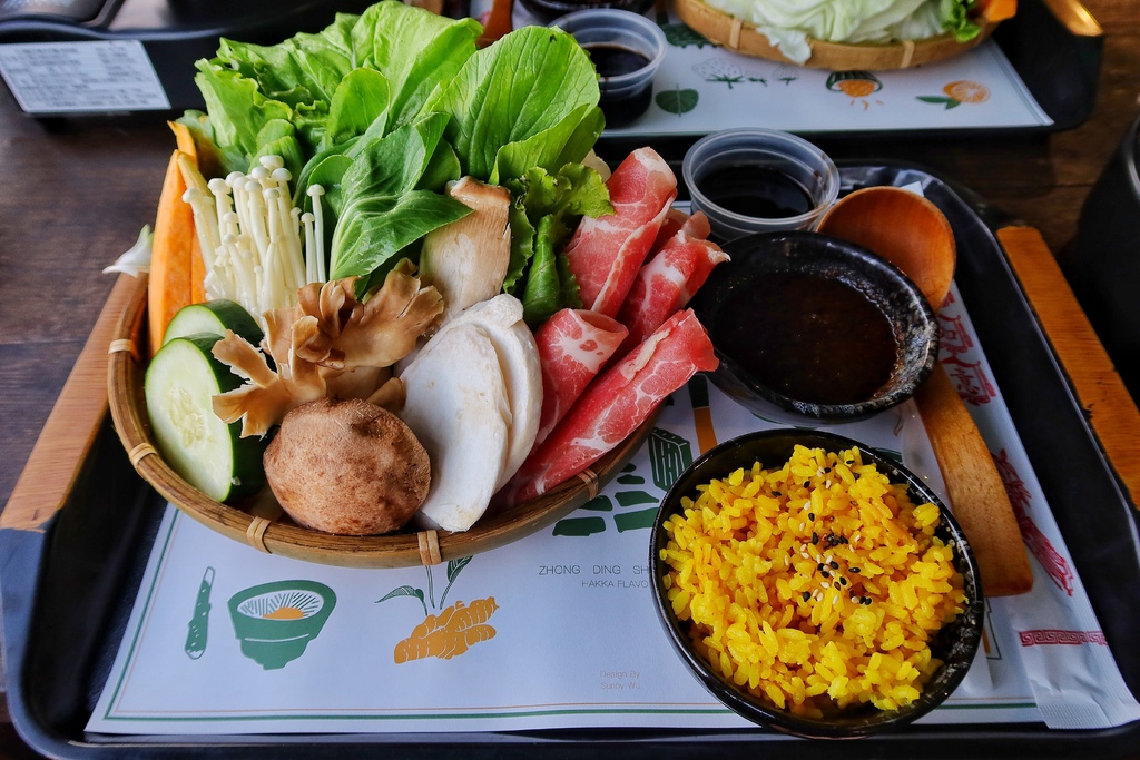 【苗栗民宿推薦】來到山上住一晚 菊園客家庄一泊二食三樂│神農薑麻體驗老薑蒸足浴 鍾鼎山林美味下午茶+薑黃主題晚餐 雲海仙境好愜意│苗栗大湖住宿推薦 @混血珊莎的奇幻旅程