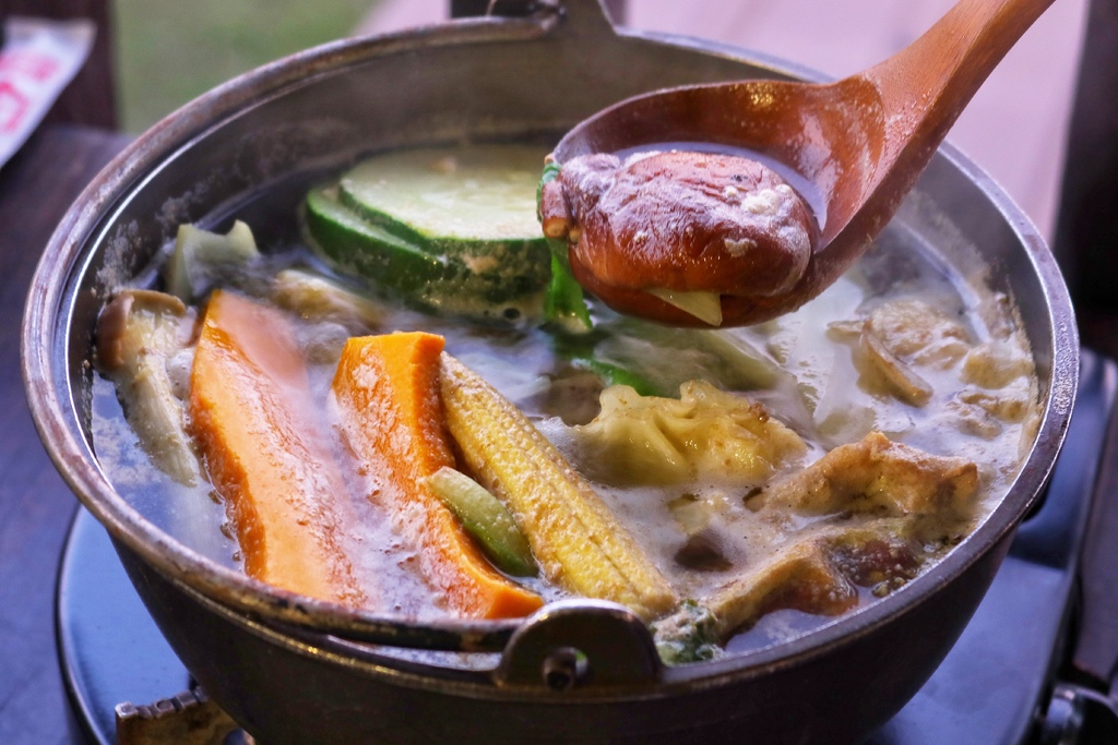 【苗栗民宿推薦】來到山上住一晚 菊園客家庄一泊二食三樂│神農薑麻體驗老薑蒸足浴 鍾鼎山林美味下午茶+薑黃主題晚餐 雲海仙境好愜意│苗栗大湖住宿推薦 @混血珊莎的奇幻旅程