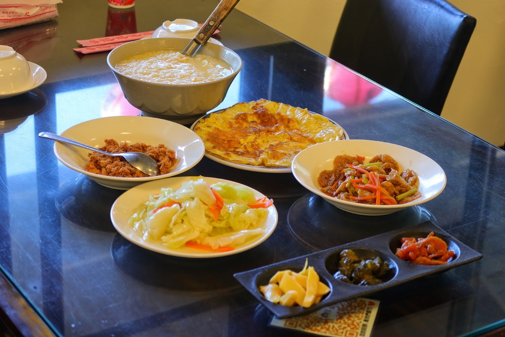【苗栗民宿推薦】來到山上住一晚 菊園客家庄一泊二食三樂│神農薑麻體驗老薑蒸足浴 鍾鼎山林美味下午茶+薑黃主題晚餐 雲海仙境好愜意│苗栗大湖住宿推薦 @混血珊莎的奇幻旅程